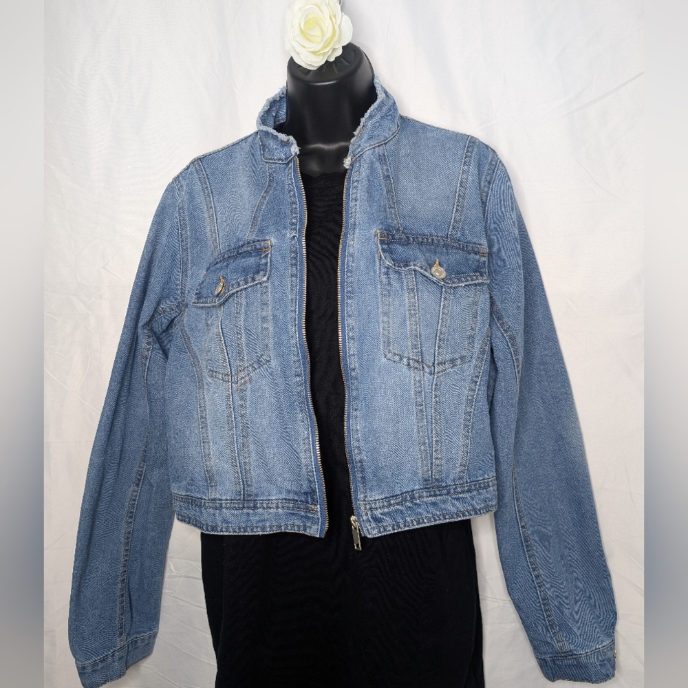 Forever 21 Cropped Denim Jean Jacket, Size Large Cute Zipper Closure Essential